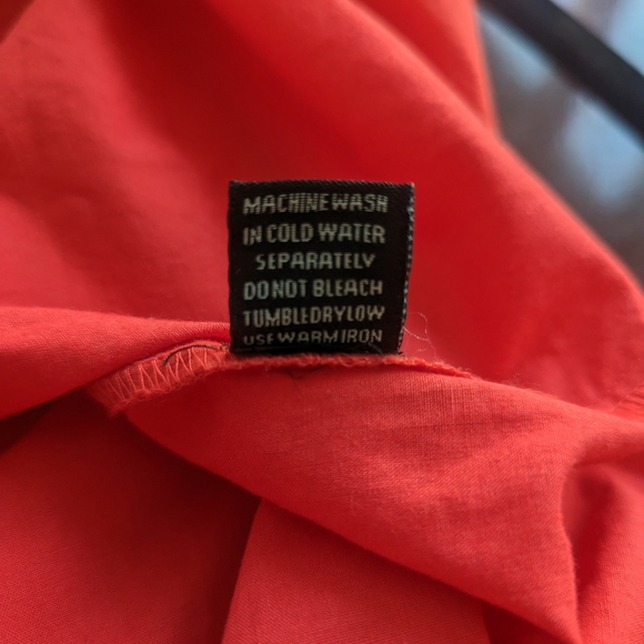 Off or on the shoulder red top. Sexy and lightweight. Size 2-6 - Picture 6 of 7